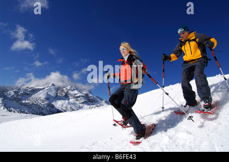 Schneeschuhwanderer auf der Wiese Zwischensprint, hinten die Hohe Gaisl Berg, hoch Pustertal oder Alto Pustertal, Bozen-Bozen Stockfoto