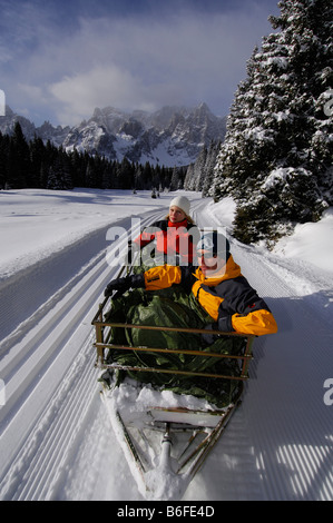 Schneemobil-Tour auf der Alpe Nemes Berg, Kreuzberg-Pass, hoch Pustertal oder Alto Pustertal, Bozen-Bozen, Dolomiten, Stockfoto