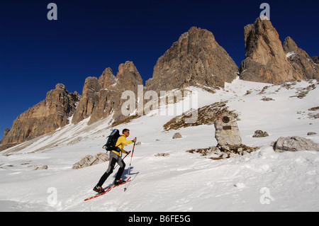 Schneeschuh-Wanderer vorbei, die Drei Zinnen, Tre Cime di Lavaredo oder drei Zinnen von Lavaredo, hoch Pustertal oder Alto Pustertal, Stockfoto