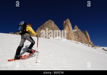 Schneeschuh-Wanderer vorbei, die Drei Zinnen, Tre Cime di Lavaredo oder drei Zinnen von Lavaredo, hoch Pustertal oder Alto Pustertal, Stockfoto