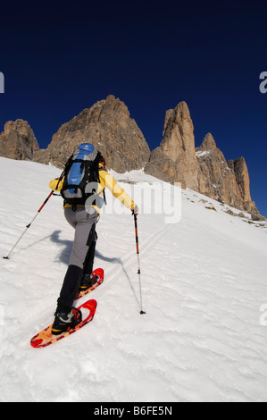 Schneeschuh-Wanderer vorbei, die Drei Zinnen, Tre Cime di Lavaredo oder drei Zinnen von Lavaredo, hoch Pustertal oder Alto Pustertal, Stockfoto