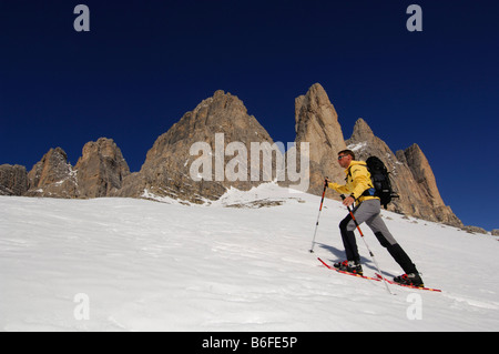 Schneeschuh-Wanderer vorbei, die Drei Zinnen, Tre Cime di Lavaredo oder drei Zinnen von Lavaredo, hoch Pustertal oder Alto Pustertal, Stockfoto