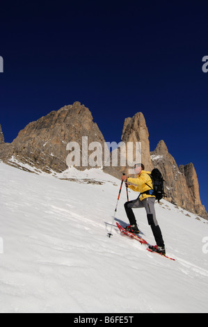 Schneeschuh-Wanderer vorbei, die Drei Zinnen, Tre Cime di Lavaredo oder drei Zinnen von Lavaredo, hoch Pustertal oder Alto Pustertal, Stockfoto