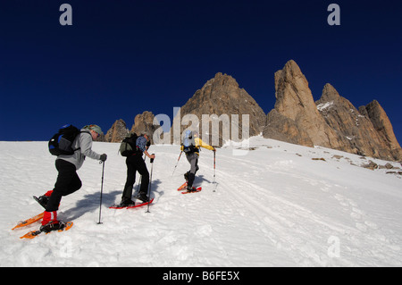 Schneeschuhwanderer vorbei, die Drei Zinnen, Tre Cime di Lavaredo oder drei Zinnen von Lavaredo, hoch Pustertal oder Alto Pustertal Stockfoto