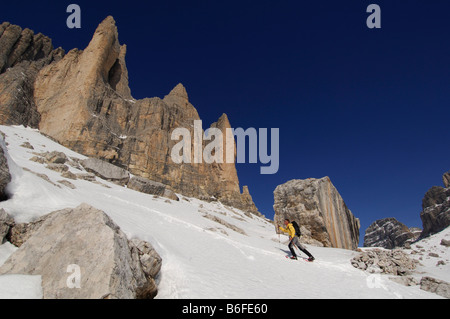 Schneeschuh-Wanderer vorbei, die Drei Zinnen, Tre Cime di Lavaredo oder drei Zinnen von Lavaredo, hoch Pustertal oder Alto Pustertal, Stockfoto