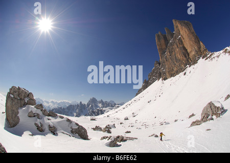 Schneeschuh-Wanderer vorbei, die Drei Zinnen, Tre Cime di Lavaredo oder drei Zinnen von Lavaredo, hoch Pustertal oder Alto Pustertal, Stockfoto