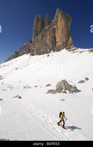 Schneeschuh-Wanderer vorbei, die Drei Zinnen, Tre Cime di Lavaredo oder drei Zinnen von Lavaredo, hoch Pustertal oder Alto Pustertal, Stockfoto