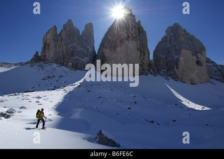 Schneeschuh-Wanderer vorbei an den Drei Zinnen Berge oder Tre Cime di Lavaredo, hoch Pustertal oder Alto Pustertal, Bozen-Bozen, tun Stockfoto