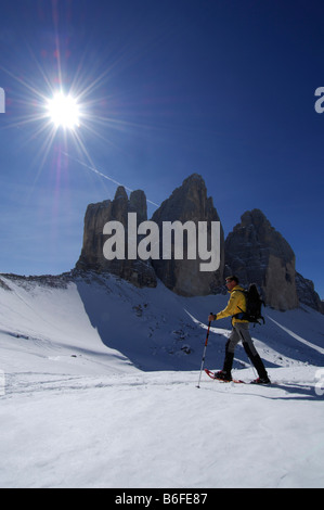 Schneeschuh-Wanderer vorbei an den Drei Zinnen Berge oder Tre Cime di Lavaredo, hoch Pustertal oder Alto Pustertal, Bozen-Bozen, tun Stockfoto