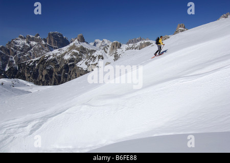 Schneeschuh-Wanderer vorbei an den Drei Zinnen Berge oder Tre Cime di Lavaredo, hoch Pustertal oder Alto Pustertal, Bozen-Bozen, tun Stockfoto