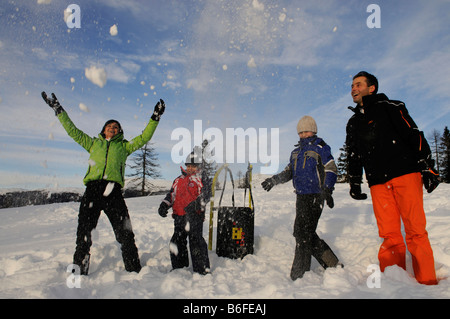 Schneeballschlacht zwischen Eltern und Kindern auf dem Pietrarossa Berg, hoch Pustertal oder hoch Pustertal oder Alto Pusté Stockfoto