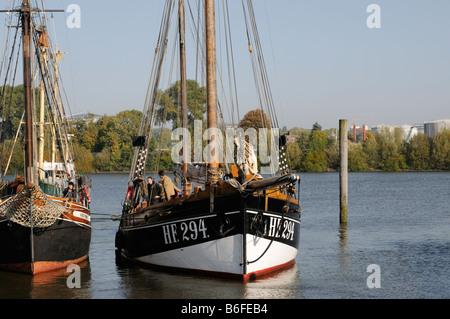 Anlegemanöver Eines Fischkutters in Finkenwerder Deutschland Liegeplätze Manöver von einem Fischkutter in Finkenwerder Deutschland Stockfoto