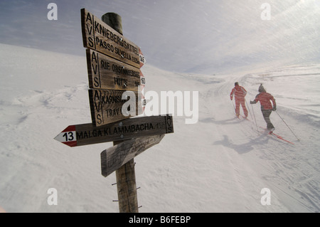 Wegweiser für nordische oder Langlauf-Skifahrer auf der Alpe Nemes Alpen, hoch Pustertal oder Alto Pustertal, Bozen-Bozen, Italien Stockfoto