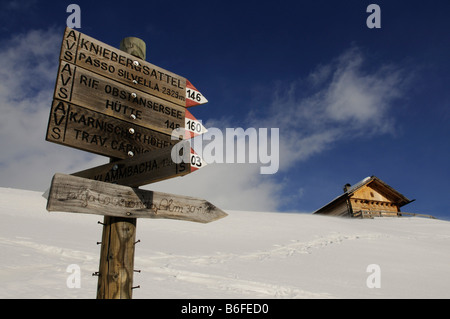 Wegweiser zu den Kniebergsattel-Sattel auf der Alpe Nemes-Alpen im hoch-Pustertal oder Alto Pustertal, Bozen-Bozen, Italien Stockfoto