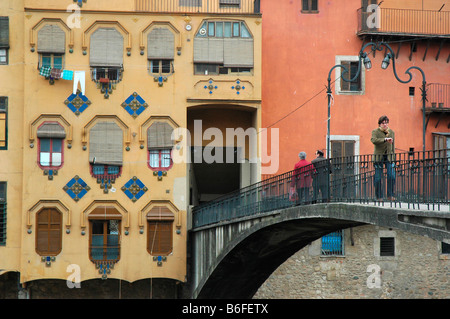 Hängende Häuser über Fluss Onyar und Gomez Brücke GIRONA-Katalonien-Spanien Stockfoto