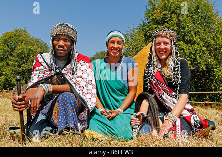 Zwei traditionelle Zulu Heiler oder Schamanen oder Sangoma, mit einem Schüler sitzen zwischen ihnen, Kwazulu-Natal, Südafrika Stockfoto