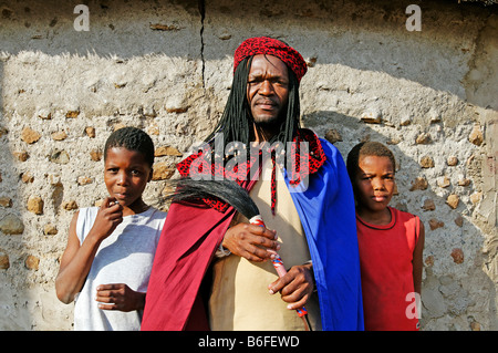 Sangoma oder Schamane oder traditionelle Heiler von den Zulu, mit seinen beiden Söhnen, Kwazulu-Natal, Südafrika Stockfoto