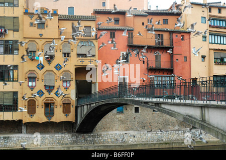 Hängende Häuser über Fluss Onyar und Gomez Brücke GIRONA-Katalonien-Spanien Stockfoto