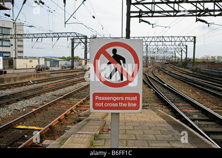 Ende einer Plattform in Manchester Piccadilly Bahnhof Stockfoto