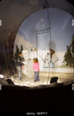England Englisch UK Cheshire Chester Zoo Frost Fair Kinder spielen im künstlichen Schneekugel Stockfoto