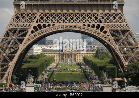 Basis des Eiffelturms über den Parc du Champs de Mars, Paris, Frankreich, Europa Stockfoto