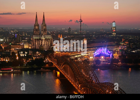 Stadtansicht von Köln in der Nacht mit Kölner Dom, Rhein, Musical Dome und Hohenzollernbrücke, Köln, Nordrhein-W Stockfoto