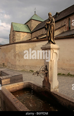 Brunnen vor der Stiftskirche San Candido / Innichen im Pustertal Valley, Alto Adige, Italien, Europa Stockfoto