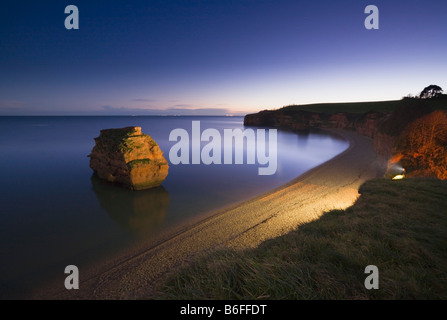 Meer-Stack beleuchtet in der Nacht in Ladram Bay Jurassic Coast World Heritage Site Devon England UK Stockfoto