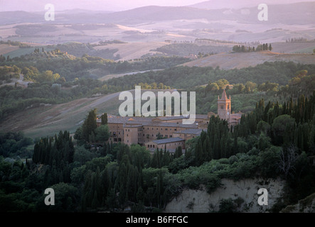 Abtei von Monte Oliveto Maggiore in der Abenddämmerung, Crete in der Nähe von Chiusure, Asciano, Provinz Siena, Toskana, Italien, Europa Stockfoto