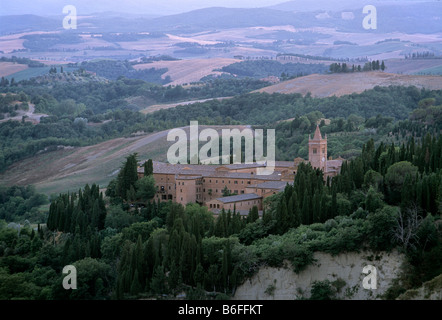 Abtei von Monte Oliveto Maggiore, Kreta in der Nähe von Chiusure, Asciano, Provinz Siena, Toskana, Italien, Europa Stockfoto