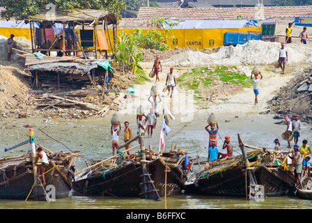 Boote, die am Fluss Hooghly, Kolkata, Indien entladen wird Stockfoto