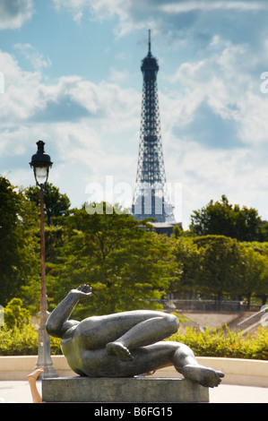 Liegende Statue vor dem Eiffelturm im Louvre Park, Paris, Frankreich, Europa Stockfoto