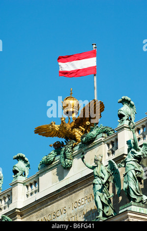 Doppelköpfige Reichsadler mit der österreichischen Fahne auf dem Dach der Nationalbibliothek, Hofburg, Wien, Austria, Europe Stockfoto