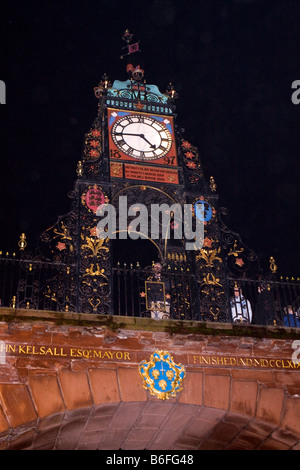 UK Cheshire Chester Eastgate Street Queen Victorias Diamond Jubilee Clock auf der Stadtmauer in der Nacht Stockfoto