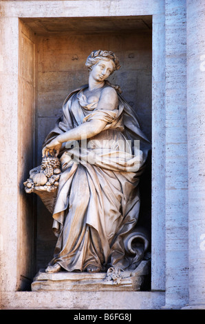 Statue über dem Trevi-Brunnen oder die Fontana di Trevi, Rom, Italien, Europa Stockfoto