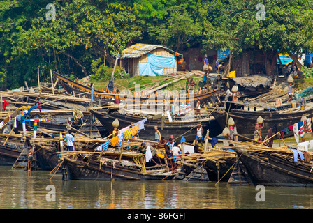 Boote, die am Fluss Hooghly, Kolkata, Indien entladen wird Stockfoto