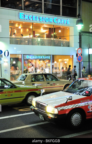 Excelsior-Coffee-Shop und Taxis auf einer japanischen Straße, Kyoto, Japan Stockfoto