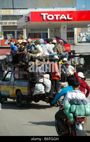 Voll gestopft voll Abholung LKW vor einer Tankstelle am Fährhaus Neak Loeang, Kambodscha, Südost-Asien Stockfoto