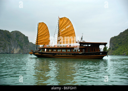 Segelschiff, junk, Ha Long Bucht, Vietnam, Südostasien Stockfoto