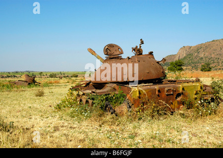 Krieg, rostige alte russische Tank liegend in einem Feld in der Nähe von Aksum in Äthiopien, Afrika Stockfoto