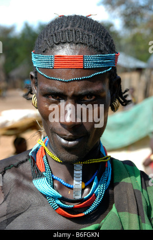 Mann trägt einen bunten Perlen Stirnband und Halskette, Porträt, auf den Märkten in Dimeka, Äthiopien, Afrika Stockfoto