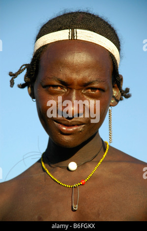 Mann trägt eine weiße Stirnband, Porträt, in der Nähe von Turni, Äthiopien, Afrika Stockfoto
