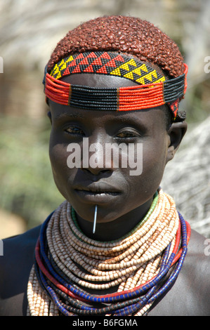 Karo-Tribeswoman trägt einen bunten Stirnband und Ton im Haar, Porträt, nieder, South Omo Valley, Äthiopien, Afrika Stockfoto