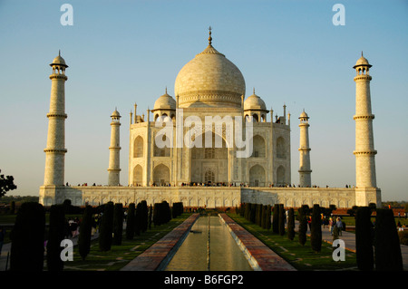 Taj Mahal, klassische Ansicht bei Sonnenuntergang, Agra, Uttar Pradesh, Indien, Asien Stockfoto