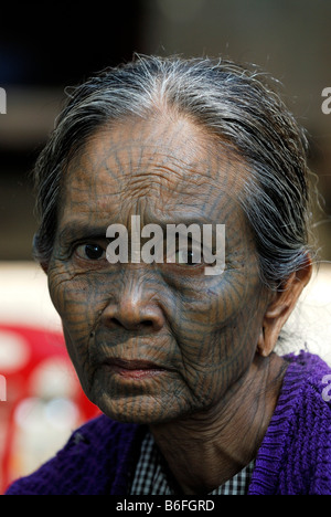 Tätowierte Frau, so genannte Spinne Frauen, Mrauk U, Burma, Myanmar, Südostasien auch genannt Stockfoto