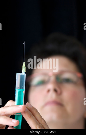 Arzt Medizin in der Spritze überprüfen Stockfoto