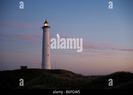 Lyngvig Fyr Leuchtturm vor Mond, Holmesland Klit, Jütland, Dänemark, Europa Stockfoto