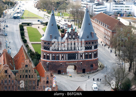 Vogelperspektive des Holstor Tores, altes Stadttor von Lübeck, Schleswig-Holstein, Deutschland, Europa Stockfoto