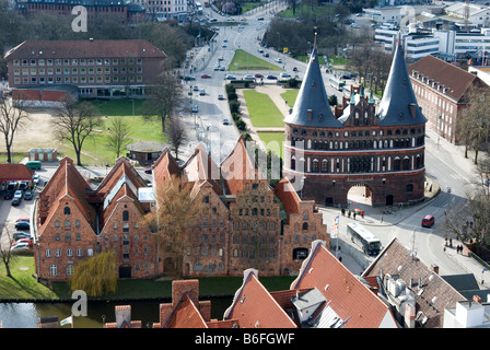 Vogelperspektive von der alten Salz-Lagerhaus und das Tor Holstentor in Lübeck, Schleswig-Holstein, Deutschland, Europa Stockfoto