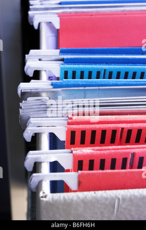 Haufen von farbigen Dateien in Schiebe-Aktenschrank Stockfoto